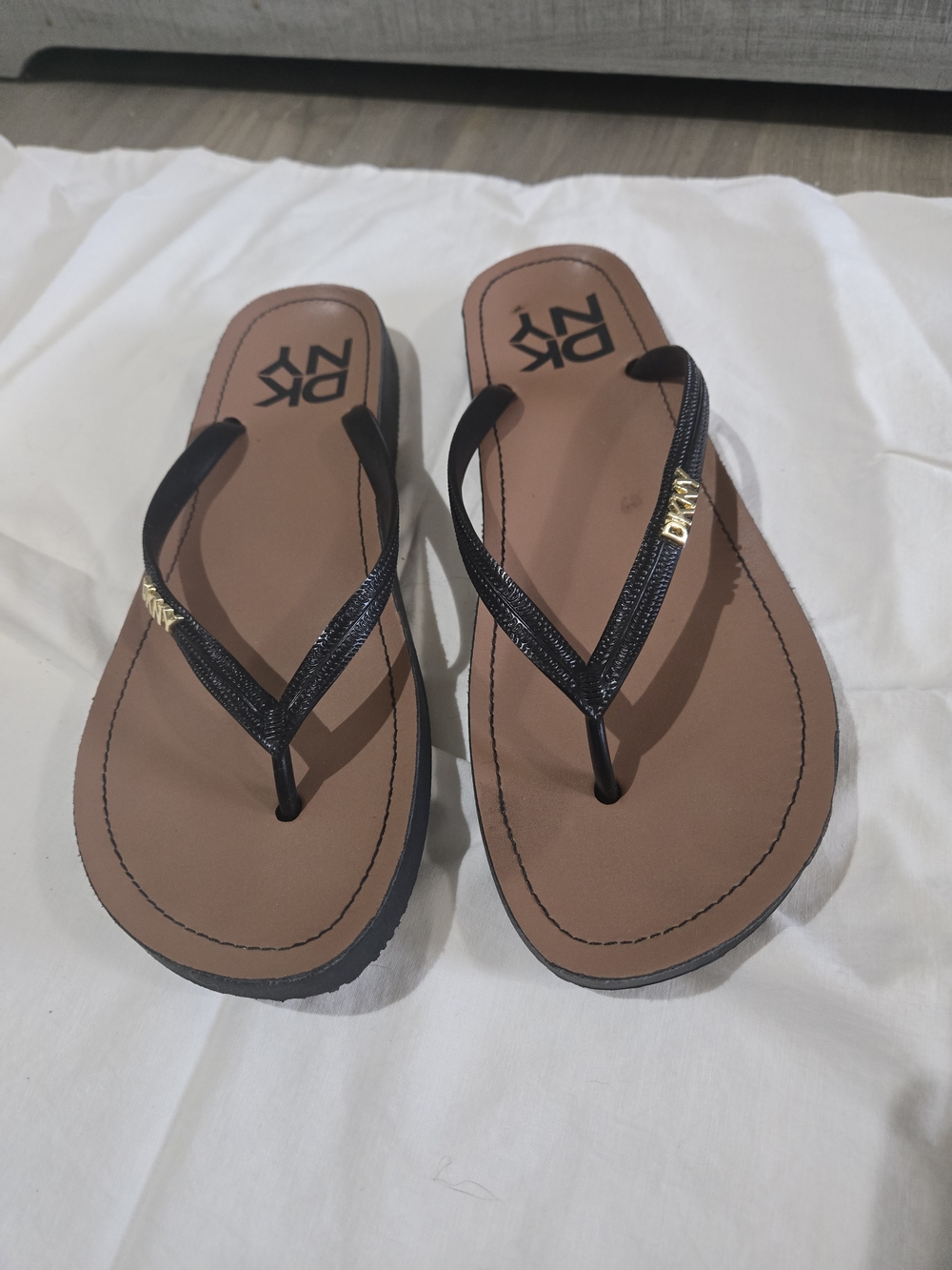 DKNY Brown Footbed Black Strap Women's Flip Flop Sandals